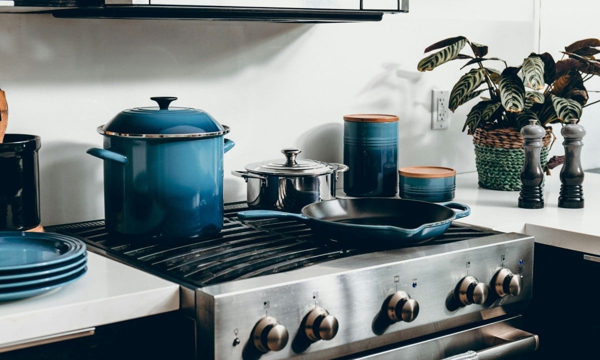 Πώς να καθαρίσεις τα βρώμικα ταψιά εύκολα και γρήγορα