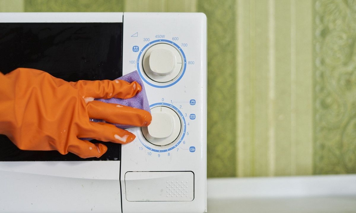 Ο σωστός τρόπος να καθαρίσετε τον φούρνο μικροκυμάτων