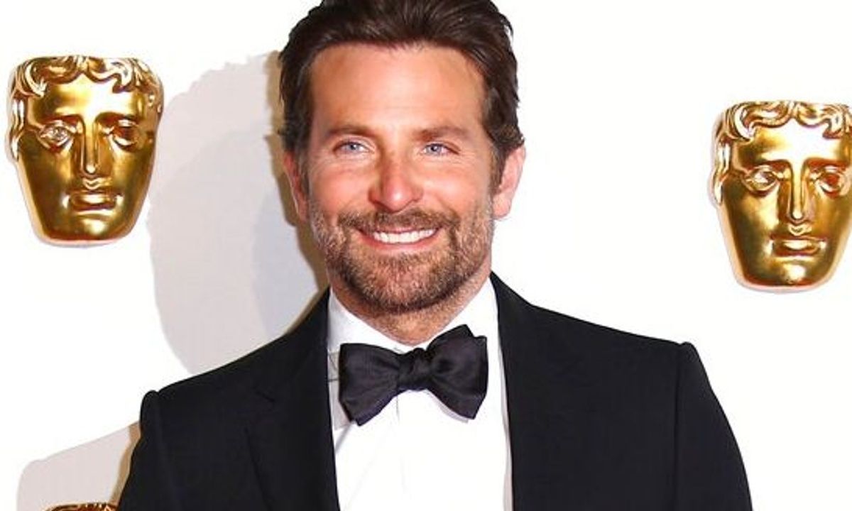 Bradley Cooper: Η βόλτα με την Gigi Hadid φορώντας έναν πανάκριβο σκούφο