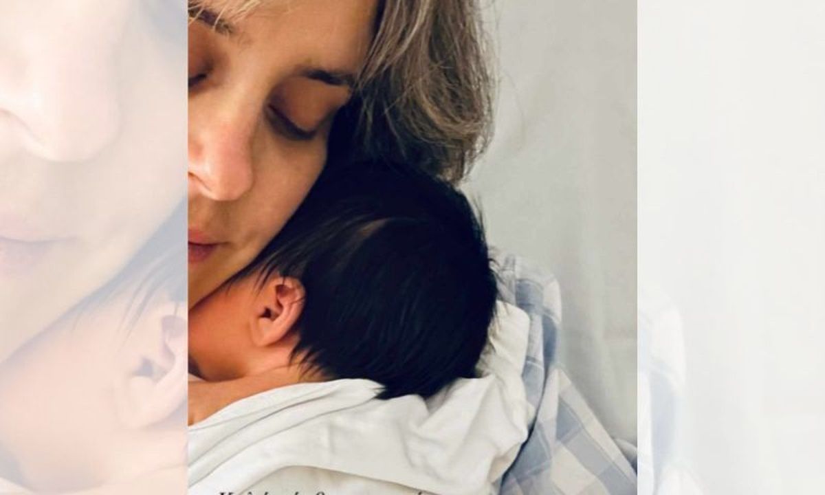 Αγοραστή Αρβανίτη: Αγκαλιά με την κόρη της μέσα από το μαιευτήριο