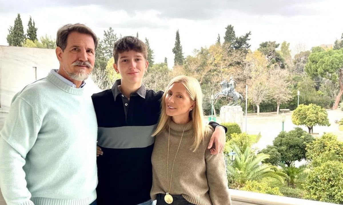 Παύλος και Μαρί Σαντάλ ποζάρουν με τον γιο τους στην Αθήνα