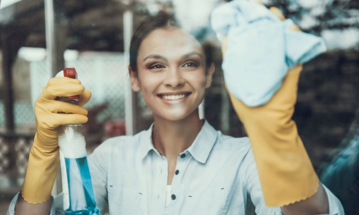 Το tip της μαμάς: Καθαρίστε τα τζάμια με κρεμμύδι