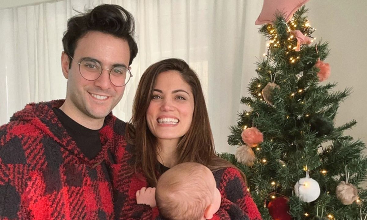 O Ίαν Στρατής κάνει ασκήσεις φωνητικής και μια ειλικρινή παραδοχή για την κόρη του