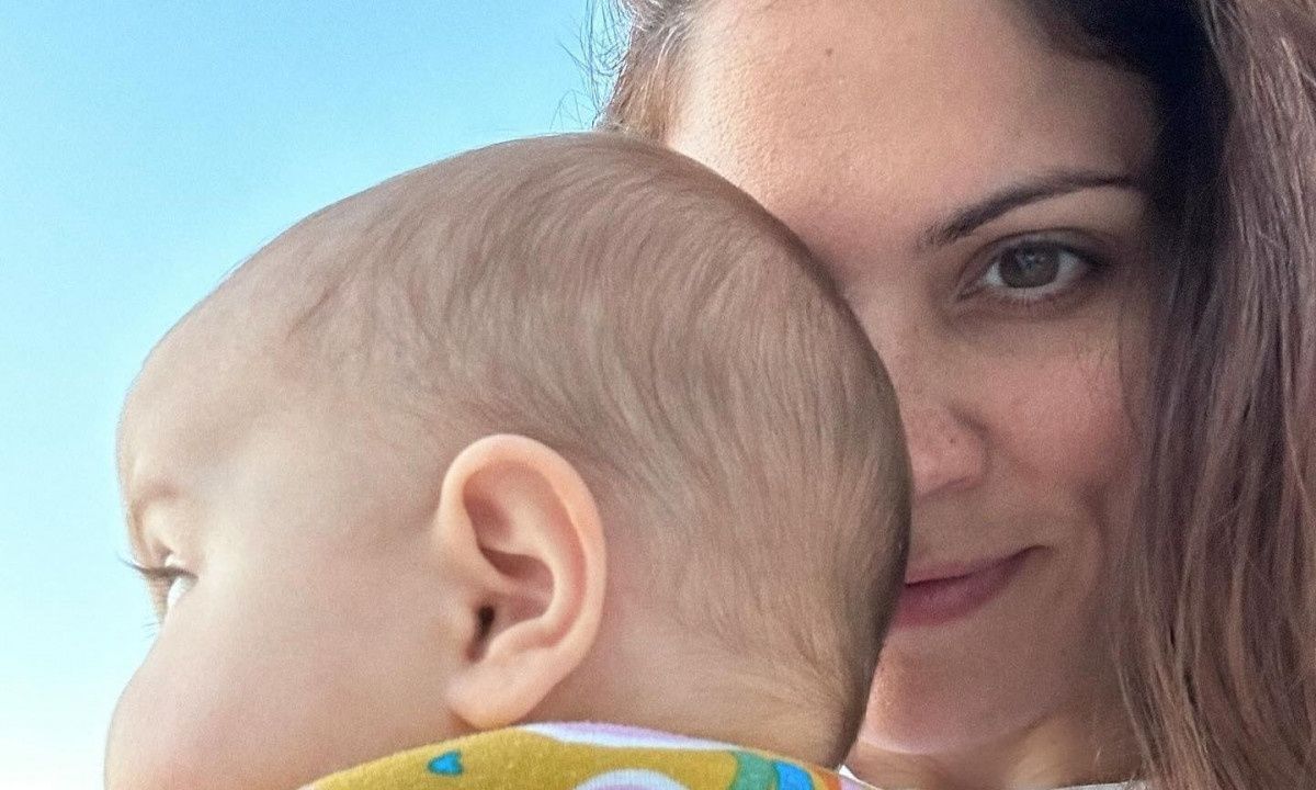 Μαίρη Συνατσάκη: Η χιουμοριστική ανάρτηση από το παιδικό δωμάτιο