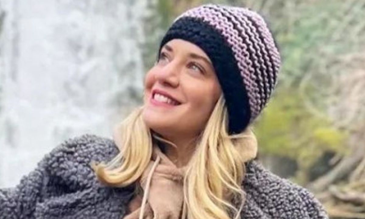 Η Τζένη Θεωνά φόρεσε το τέλειο παλτό που λάτρεψαν όλες οι Μαμά-δες αλλά και οι κόρες