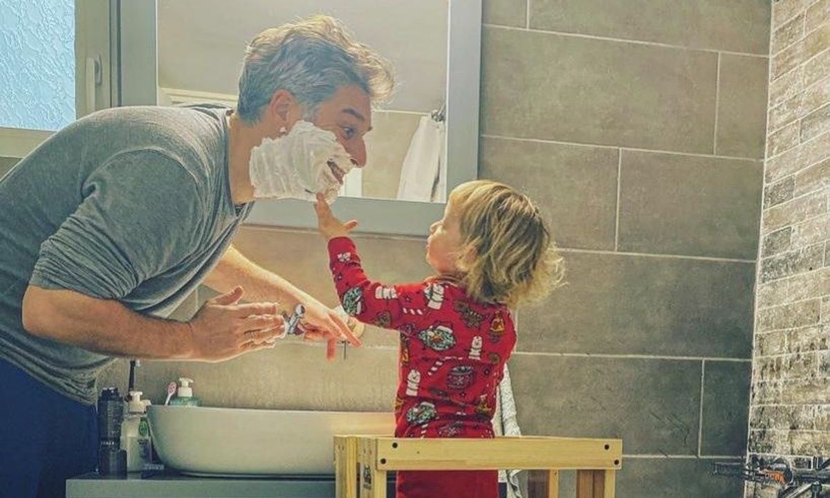 Αλέξανδρος Μπουρδούμης: Κάνει ποδήλατο μαζί με τον τρίχρονο γιο του