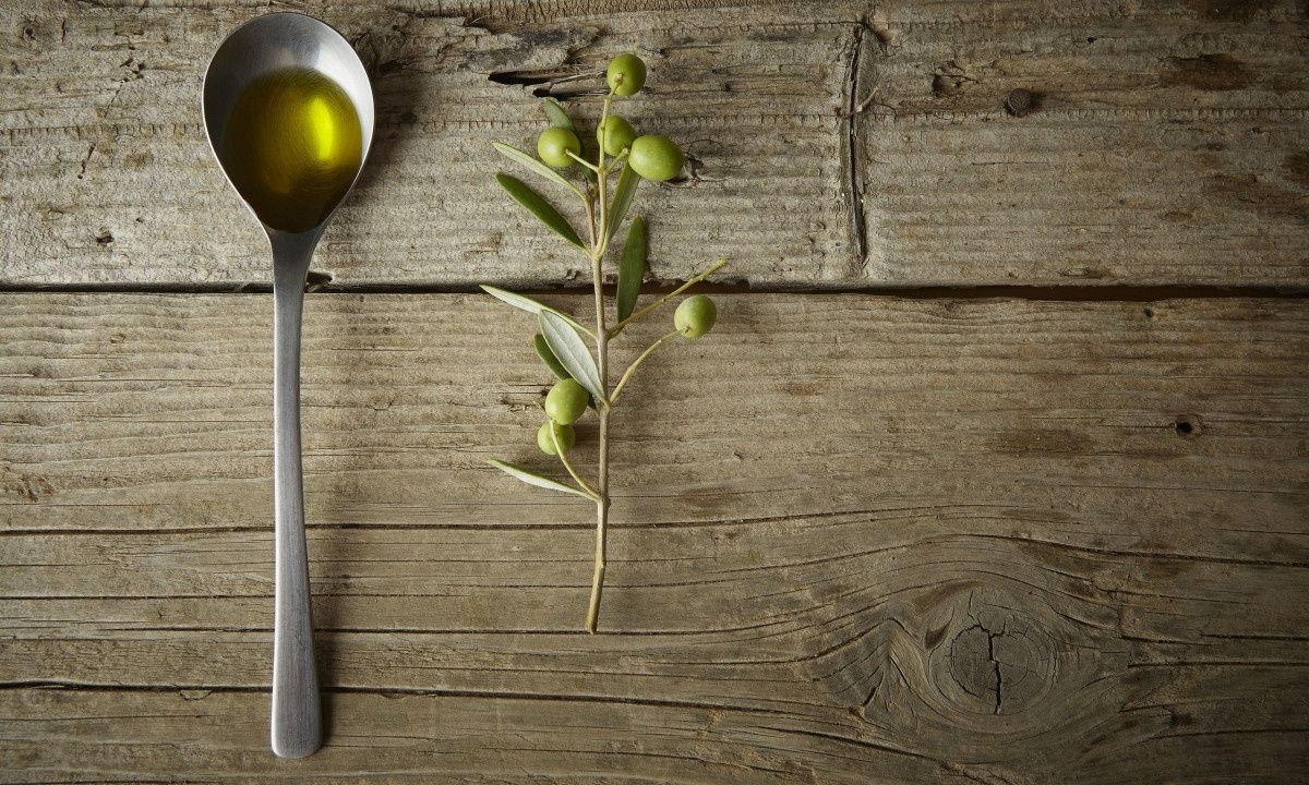 Ελαιόλαδο: Τα οφέλη της κατανάλωσης μιας κουταλιάς καθημερινά