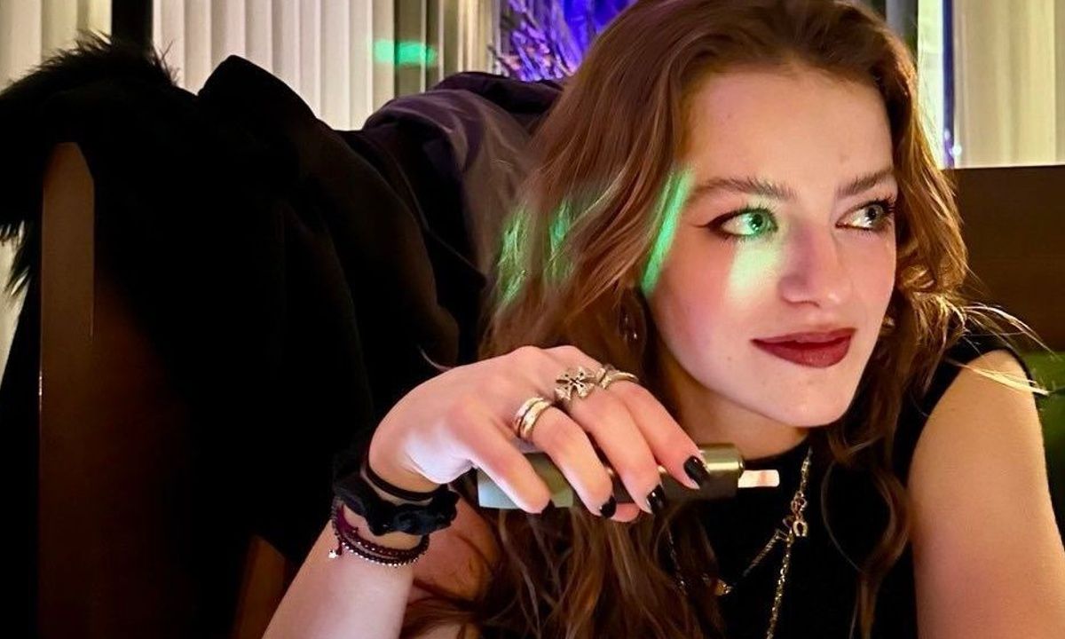 Η Γκάια Μερκούρη αυτοσαρκάζεται με το σώμα της και δείχνει πώς προσαρμόζεται στο νέο της σπίτι