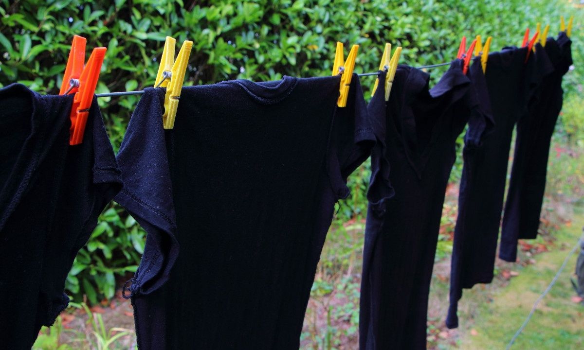 Συμβουλές για να μην ξεθωριάζουν τα μαύρα ρούχα