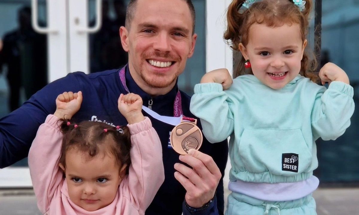 Λευτέρης Πετρούνιας: Η selfιe στο ασανσέρ με τη Λένια