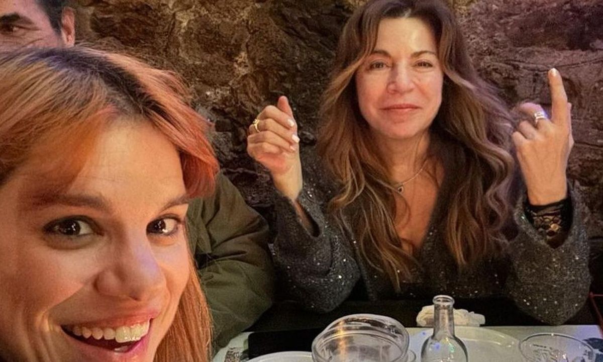 Η Δήμητρα Παπαδοπούλου σε έξοδο με την τραγουδίστρια κουμπάρα της -Το look και η χωρίς μακιγιάζ φωτό