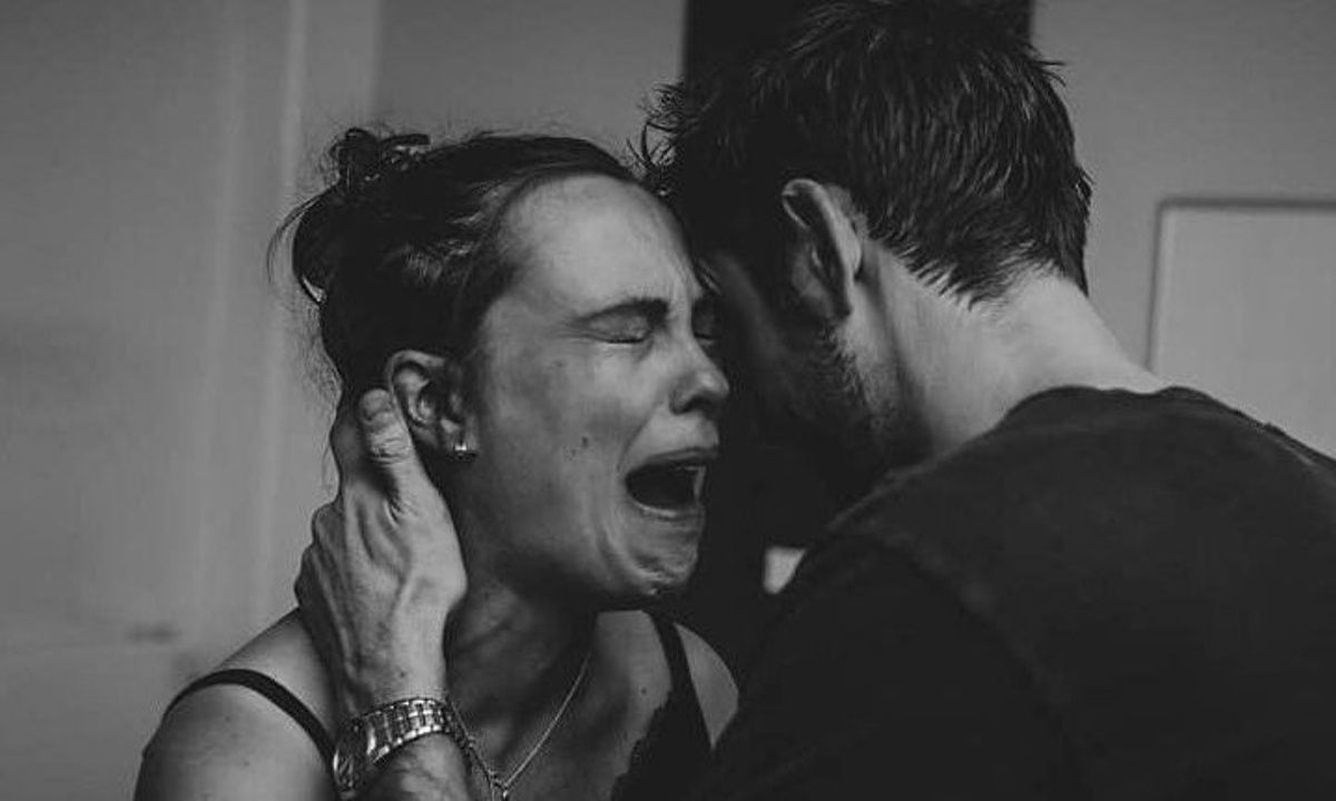 Άνδρες εμψυχώνουν τη γυναίκα τους την ώρα της γέννας