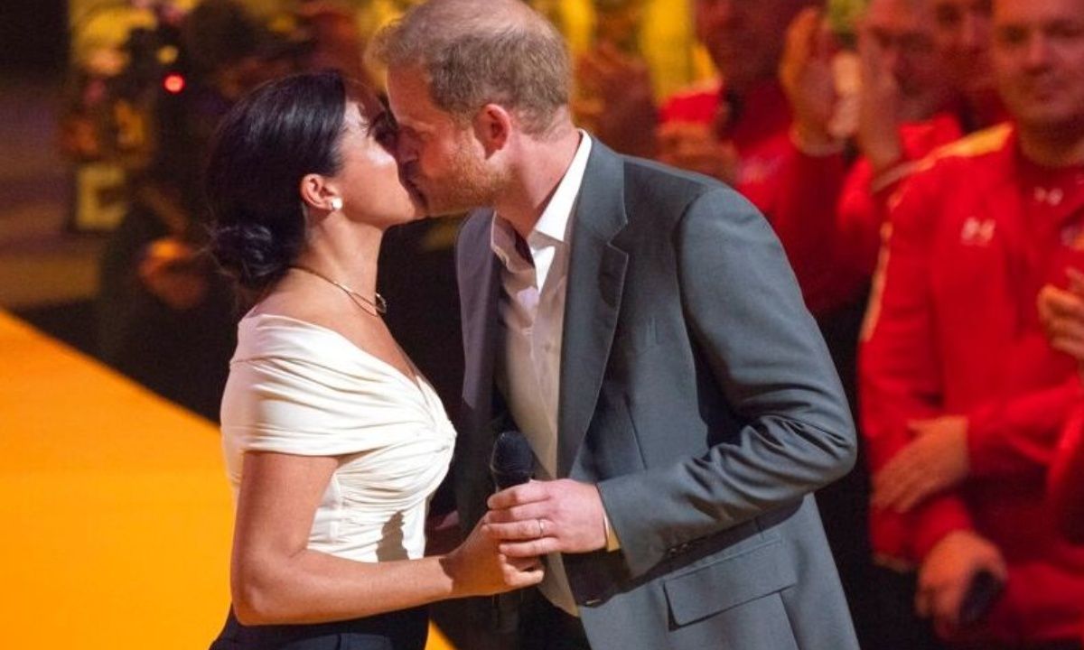 Όλες οι φορές που οι royals φιλήθηκαν δημόσια