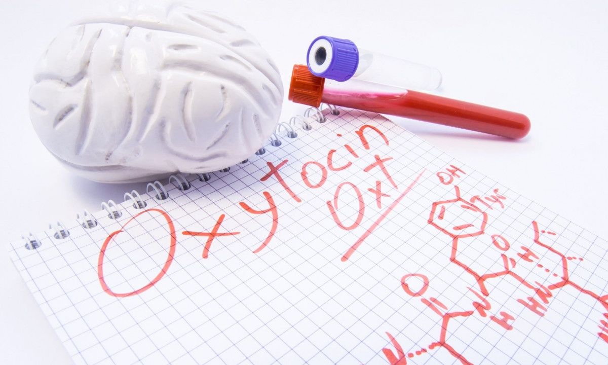 Ωκυτοκίνη: Μπορεί η ορμόνη της αγάπης να θεραπεύσει την άνοια;