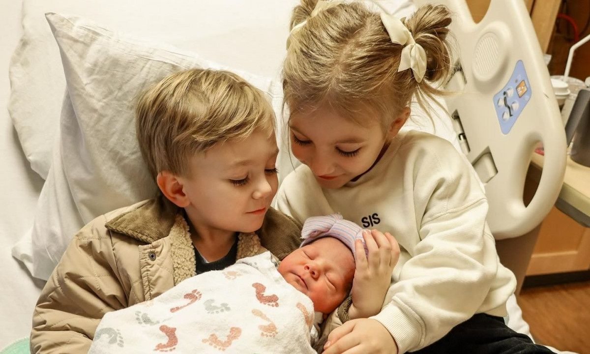 Γνωρίζουν για πρώτη φορά τη νεογέννητη αδερφή τους (vid)