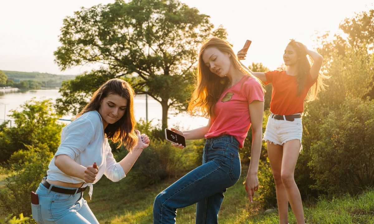 Γιατί οι έφηβοι είναι «κολλημένοι» στο TikTok;