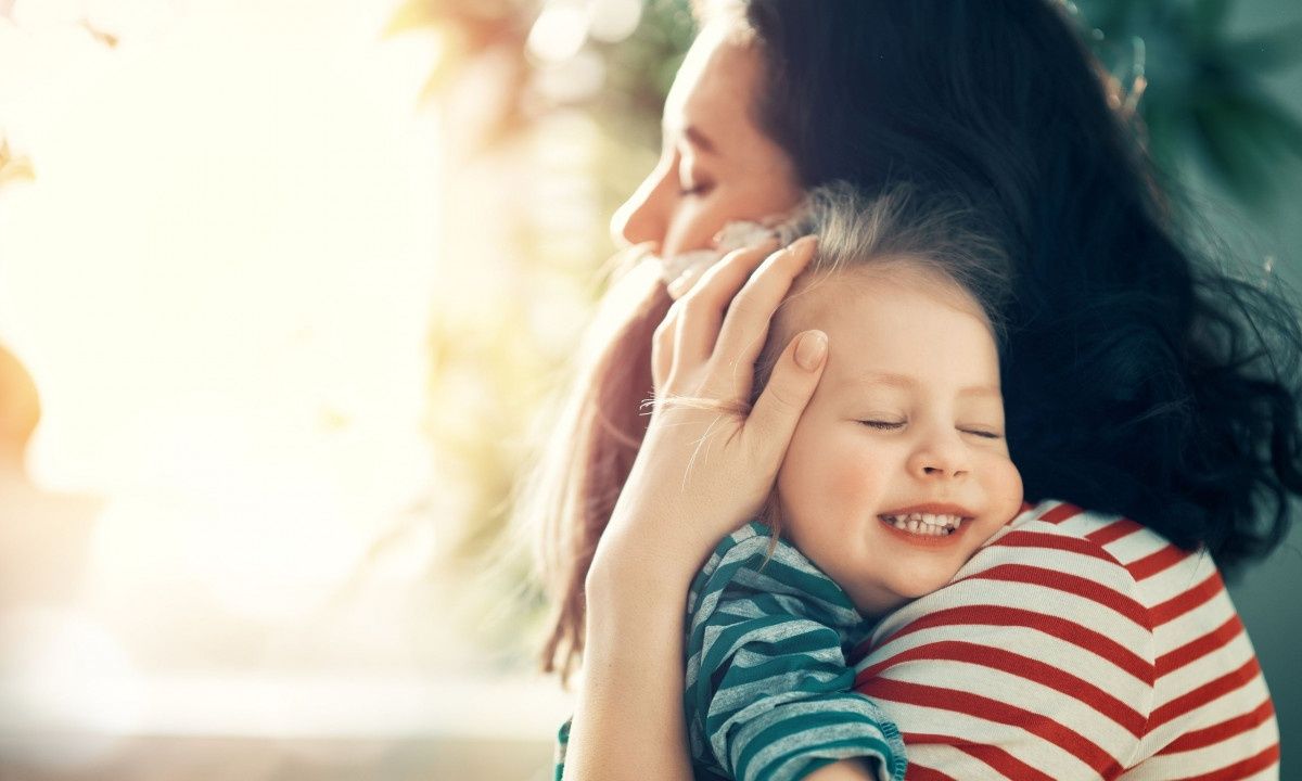 Αγκαλιάστε το παιδί σας ακόμα και όταν συμπεριφέρεται άσχημα