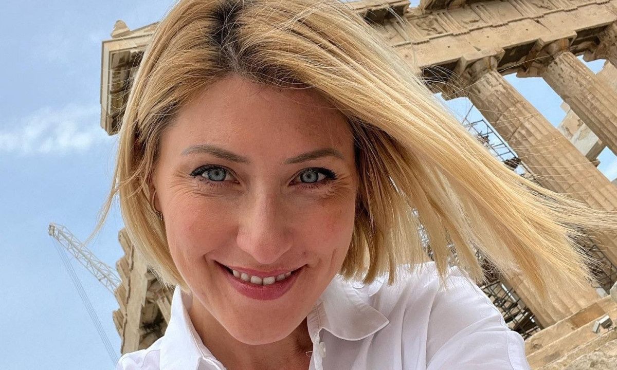 Τέλος το πλατινέ: Η Σία Κοσιώνη με πιο σκούρα μαλλιά ποζάρει με την κούκλα μαμά της