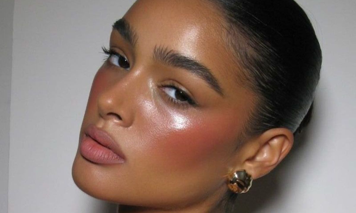 Πώς θα αποκτήσεις τα τέλεια ζυγωματικά με ένα καλλυντικό