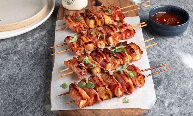 Σουβλάκια κοτομπέικον από τον Άκη Πετρετζίκη!