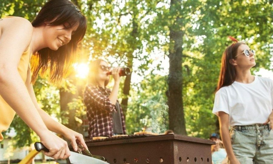 Τα 2+1 tips για να οργανώσεις την πιο απολαυστική Τσικνοπέμπτη για τις κολλητές σου