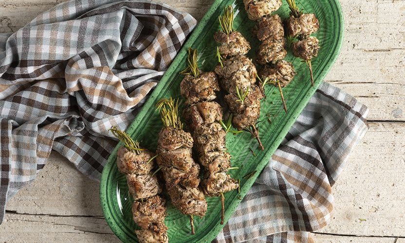 Πεντανόστιμα και ζουμερά χοιρινά σουβλάκια με Caesar σος από τον Άκη Πετρετζίκη