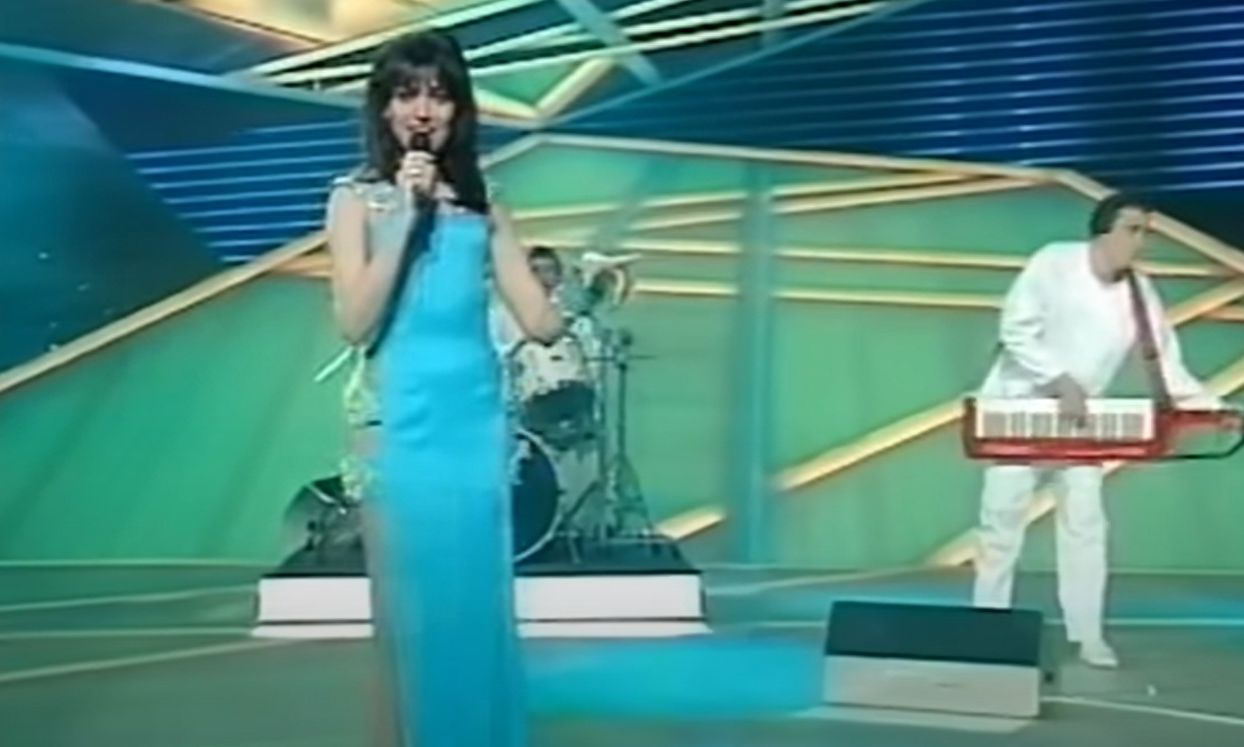 Eurovision 1993: Η Καίτη Γαρμπή, το αποκαλυπτικό της φόρεμα & το επικό ρεκόρ της Ελλάδας