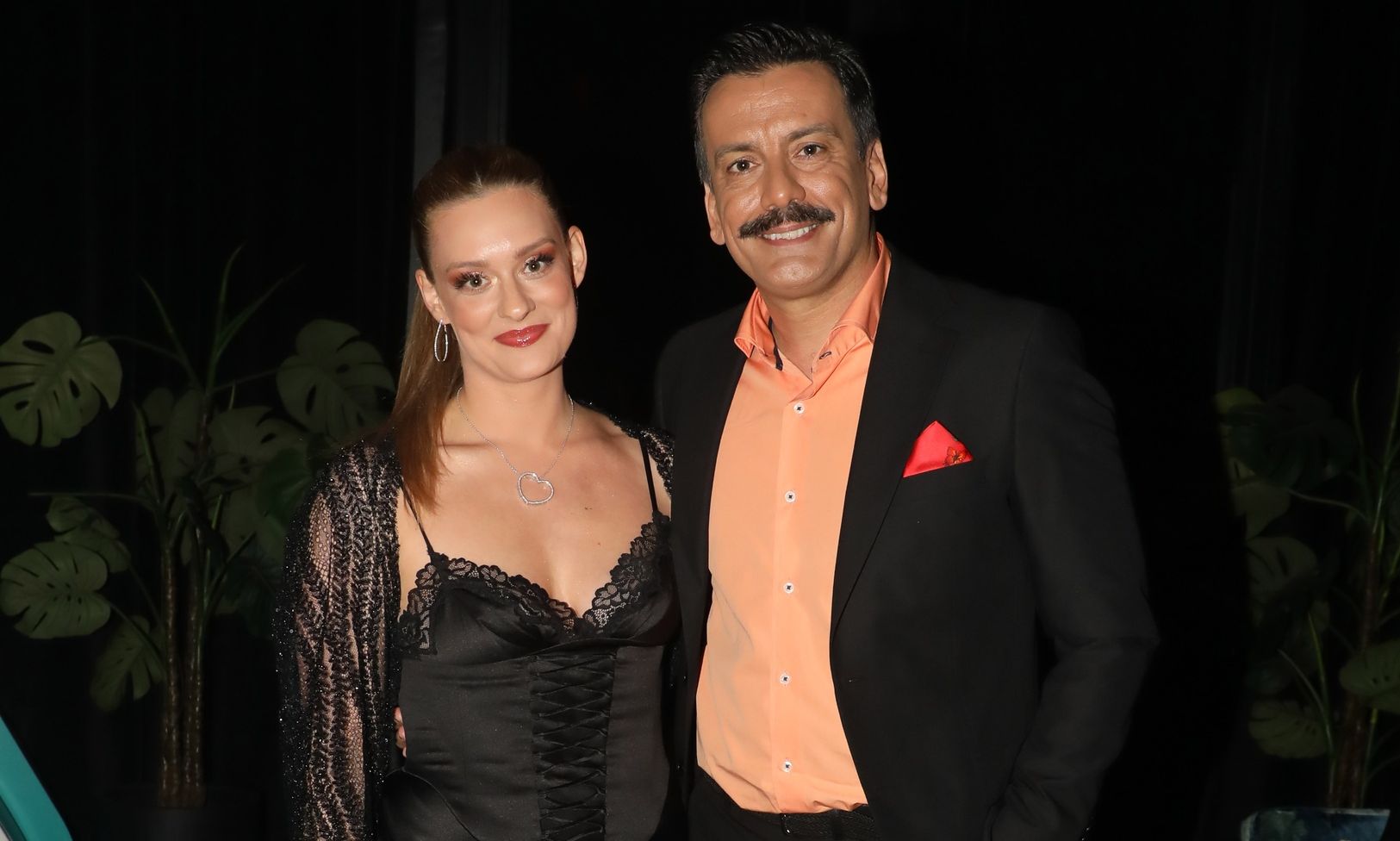 Ιωάννα Γραμματικού: Η κομψή σύζυγος του Κιούση με total σατέν σύνολο – Το εντυπωσιακό corset belt