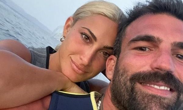 «Από δυάρι, έγινε τριάρι» - Η πρώτη αντίδραση του Αλεξάνδρου για την επέμβαση στο στήθος της Τούνη