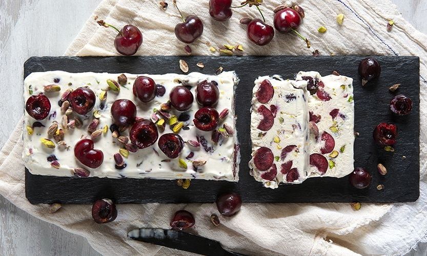 Semifreddo με κεράσια και φιστίκια Αιγίνης από τον Άκη Πετρετζίκη