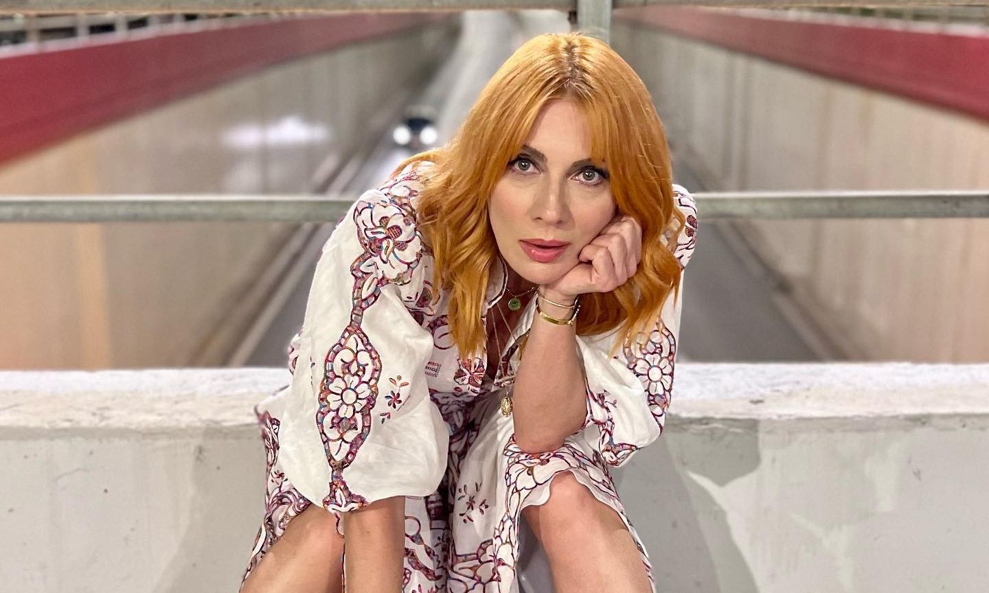 Σμαράγδα Καρύδη: Το γραμμωμένο κορμί της με μαγιό, το ψάθινο καπέλο και η αποθέωση