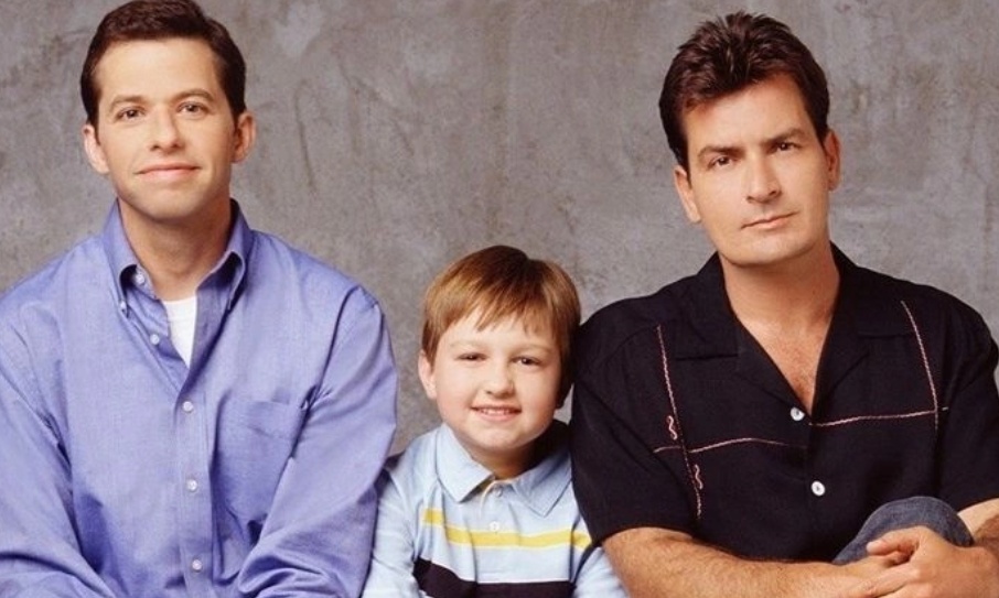 Two & a Half Men - Τα παράπονα του Τζον Κράιερ: «Έπαιρνα το 1/3 της αμοιβής του Τσάρλι Σιν»
