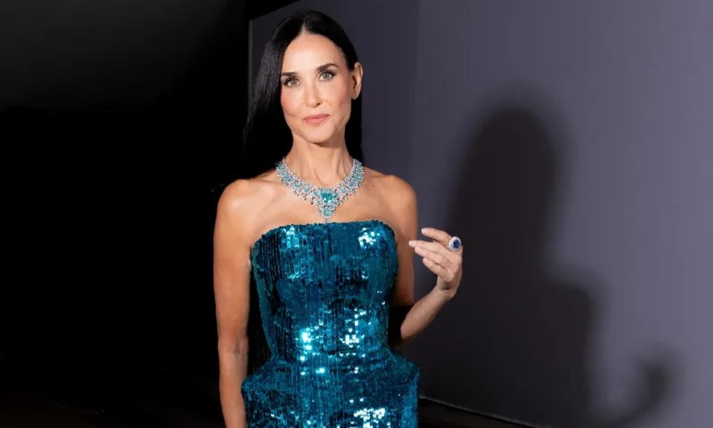 Demi Moore: Αναδημιουργεί την εμβληματική πόζα από το «Striptease» στα 61 της & αψηφά τον χρόνο!