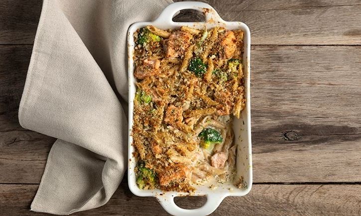 Πένες ολικής με σολομό και μπρόκολο από τον Άκη Πετρετζίκη