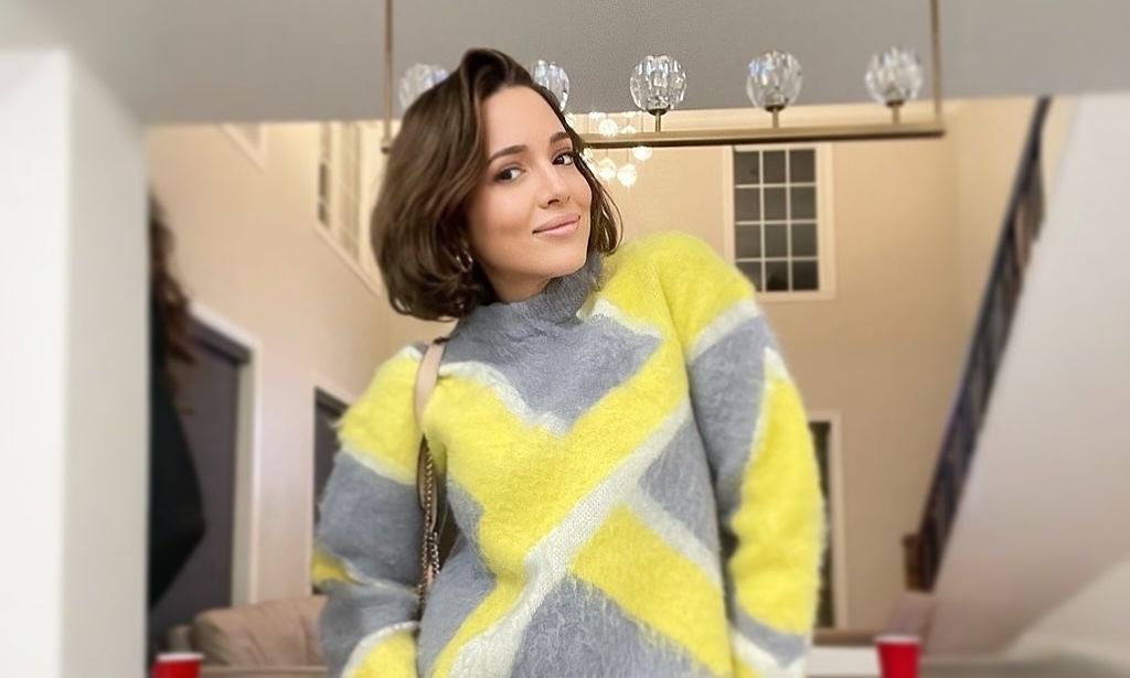 Καλομοίρα: Η trendy βόλτα της στην Ουάσινγκτον με denim look και κοντό καρέ - Μοιάζει με teenager!