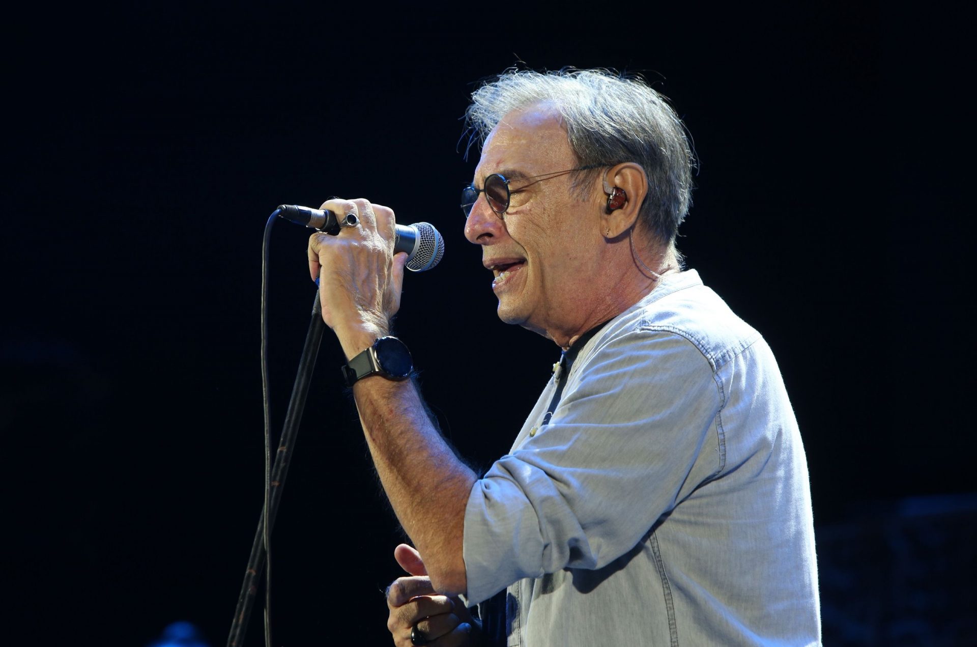 Διονύσης Τσακνής: Ο πολυδιάστατος καλλιτέχνης που σημάδεψε την ελληνική μουσική σκηνή