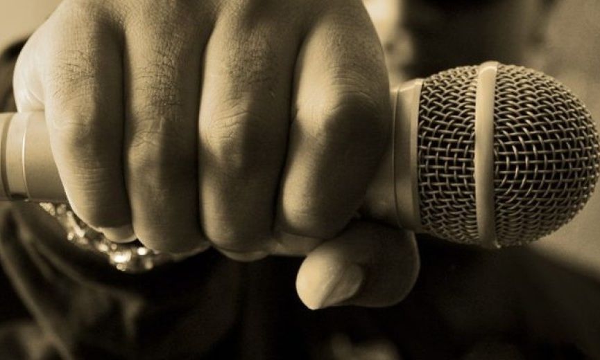 Η πρώτη αντίδραση του τραγουδιστή μετά τις πληροφορίες για καταγγελίες περί ασέλγειας