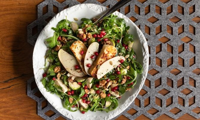 Σαλάτα με λαχανάκια Βρυξελλών, ρόδι και χαλούμι από τον Άκη Πετρετζίκη