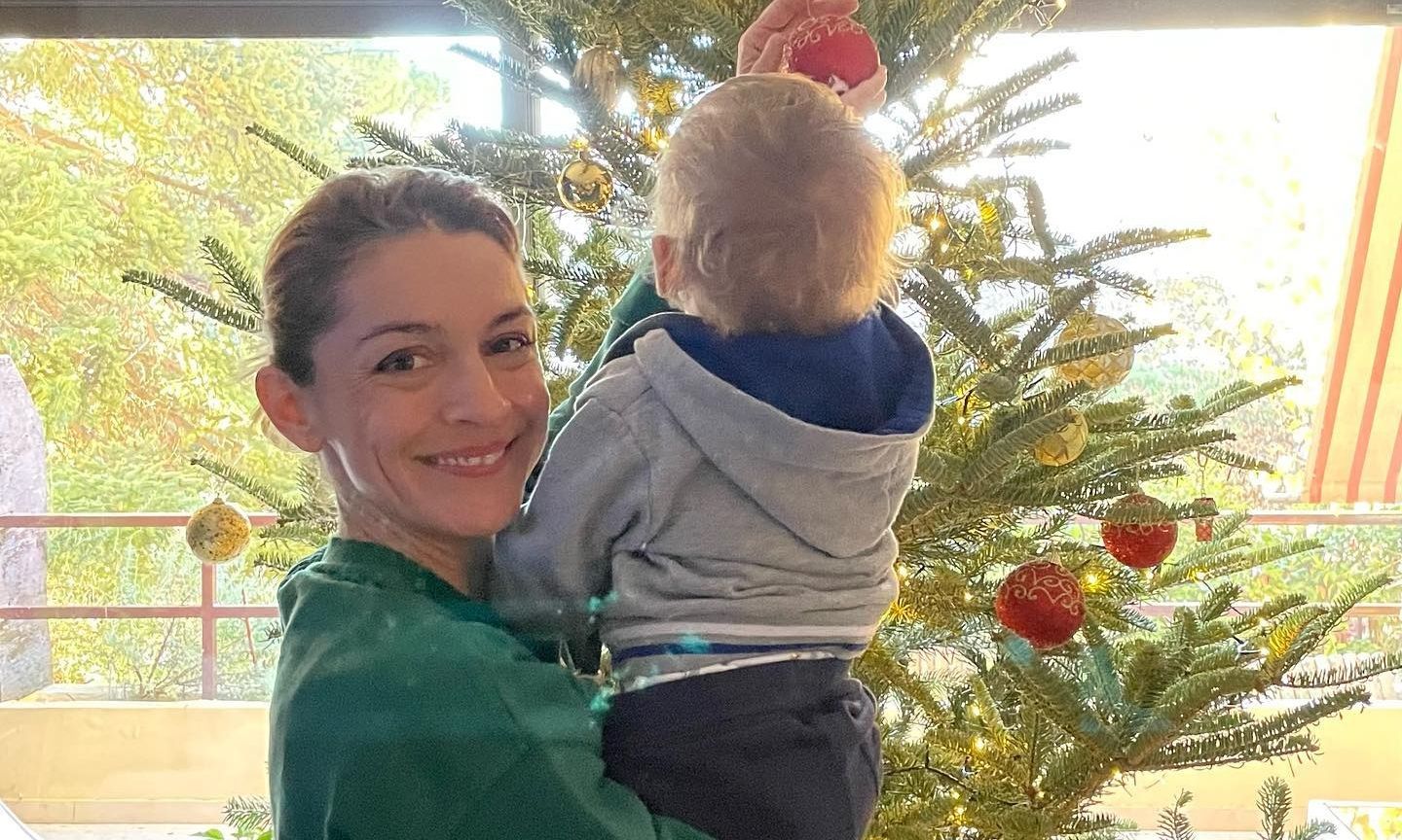 Γιούλικα Σκαφιδά: Στόλισε το δέντρο με τον ενός έτους γιο της, Άγγελο - Μοναδικά στιγμιότυπα