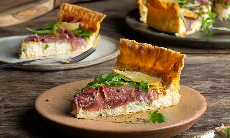 Αλμυρή τάρτα με γιαούρτι, blue cheese και προσούτο από τον Άκη Πετρετζίκη