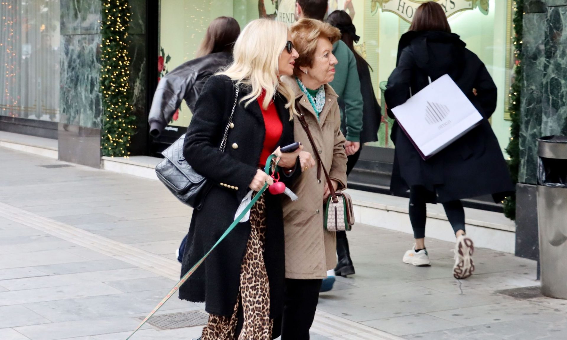 Μαρία Μπεκατώρου: Σπάνια εμφάνιση με τη μητέρα της – Το statement look με λεοπάρ φούστα στην Αθήνα