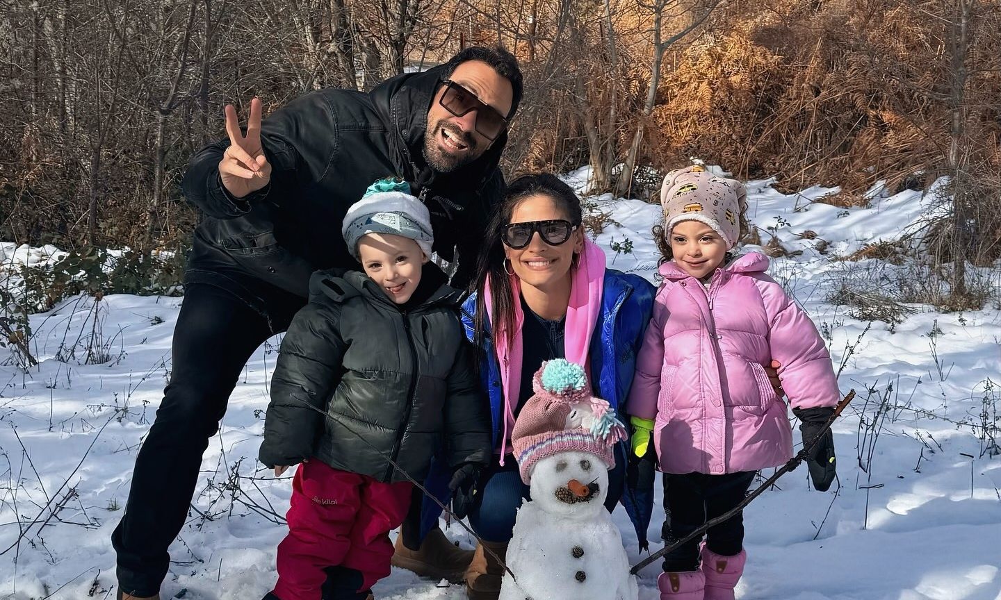 Μπόμπα – Τανιμανίδης: Οικογενειακή απόδραση στην Αράχωβα – Η φωτό από το εντυπωσιακό ξενοδοχείο τους