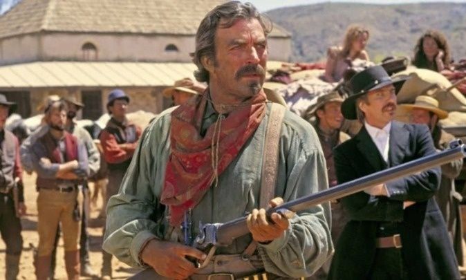 Τομ Σέλεκ: Ο 80χρονος ηθοποιός που αρνήθηκε τον ρόλο του Ιντιάνα και ζει για ένα τελευταίο γουέστερν