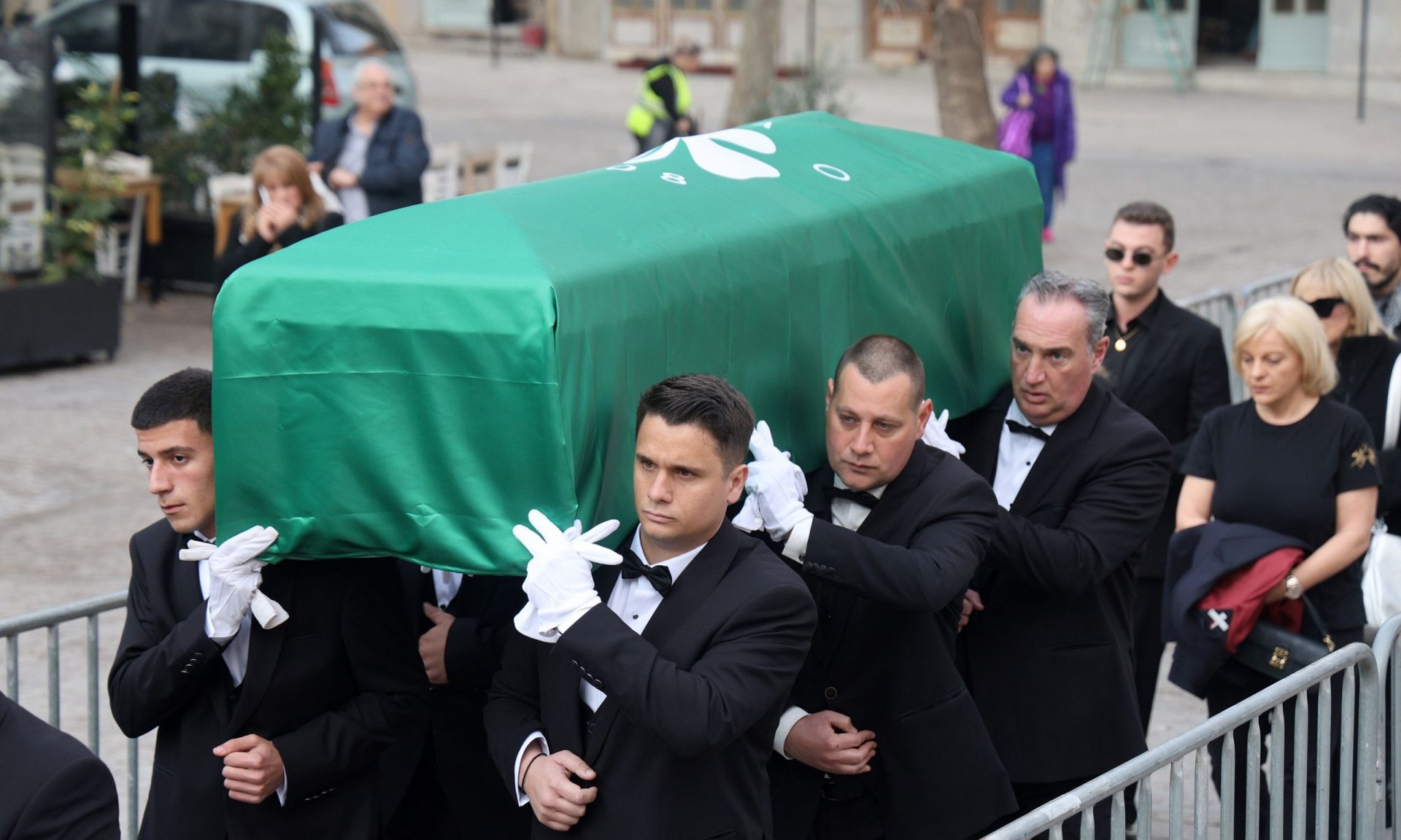 Κηδεία Μίμη Δομάζου: Σε λαϊκό προσκύνημα στη Μητρόπολη η σορός του