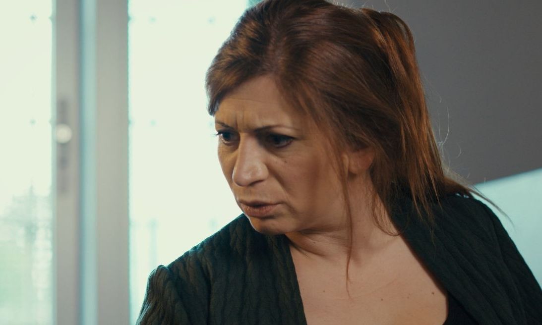 Η Γη της Ελιάς: Η Κούλα αποκαλύπτει το μεγάλο της μυστικό στον πατέρα Τιμόθεο κι εκείνος σοκάρεται