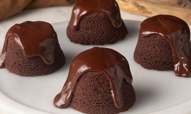 Ατομικά κέικ σοκολάτας με σάλτσα σοκολάτας από τον Άκη Πετρετζίκη