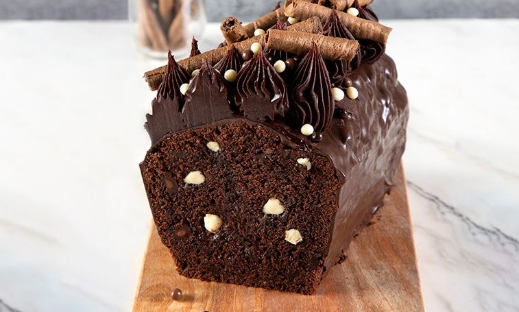 Κέικ τριπλής σοκολάτας με γκανάς σοκολάτας από τον Άκη Πετρετζίκη