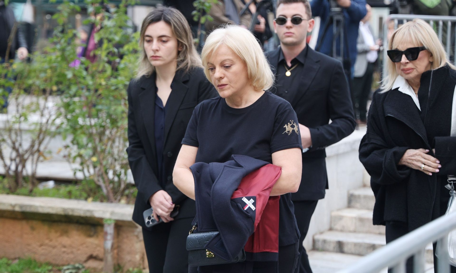 Κηδεία Μίμη Δομάζου: Συντετριμμένη η κόρη του, Ράνια στο λαϊκό προσκύνημα