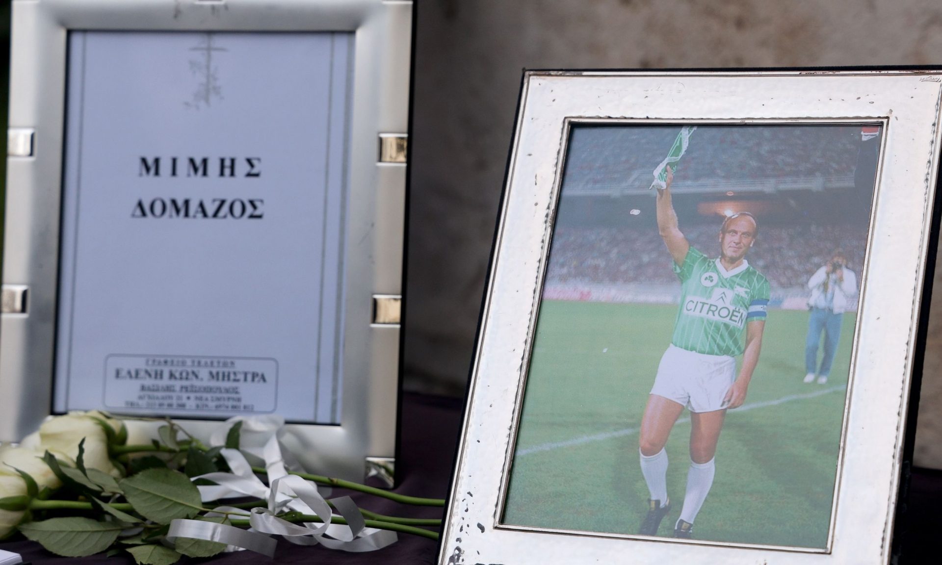 Κηδεία Μίμη Δομάζου: Κατέρρευσε η κόρη του, Ευαγγελία στη Μητρόπολη