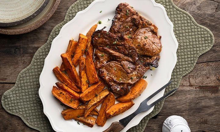 Έχεις air fryer; Δοκίμασε αυτή τη συνταγή του Άκη- Μοσχαρίσιες μπριζόλες με γλυκοπατάτες